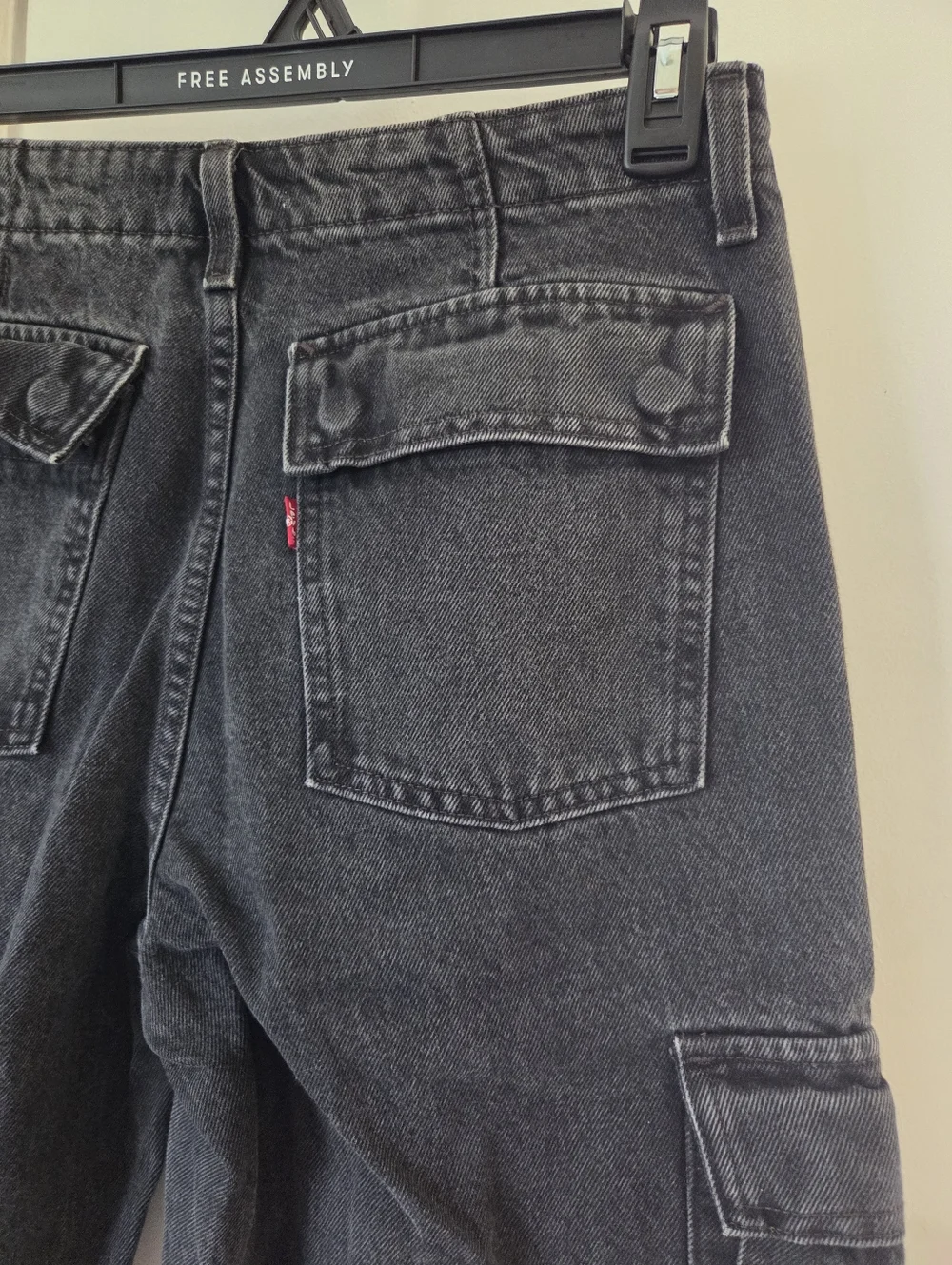 Levi's Women's '94 Baggy Cargo Jeans in the black wash - Picture 5 of 7
